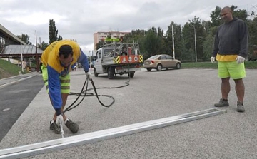 A rossz idő miatt 26-án festik a parkolók útburkolati jeleit