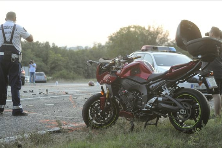 Balesetben meghalt egy motoros az 1-es főúton